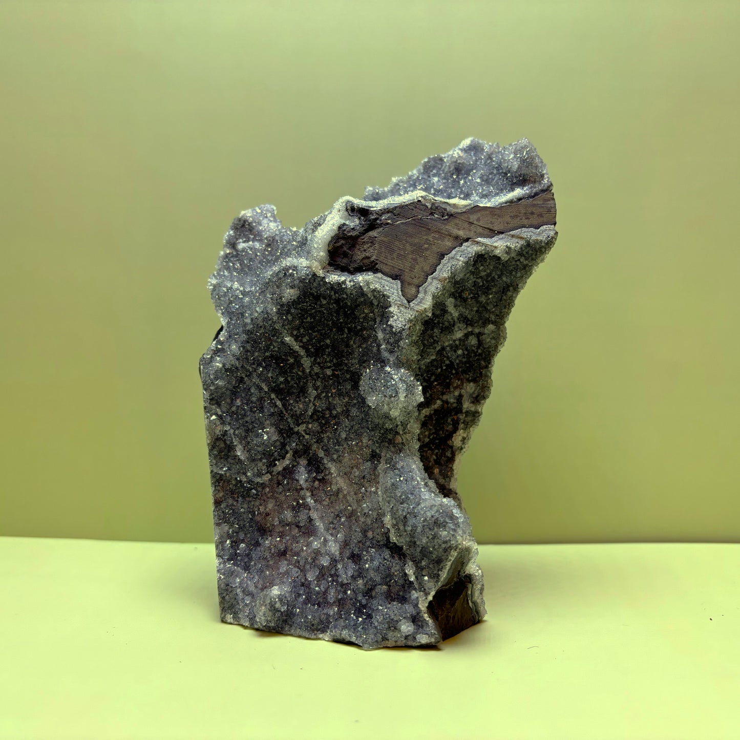 Smoky Grey Amethyst with Metallic Sheen | Uruguay | 1,340 g | 170 x 115 x 135 mm.
