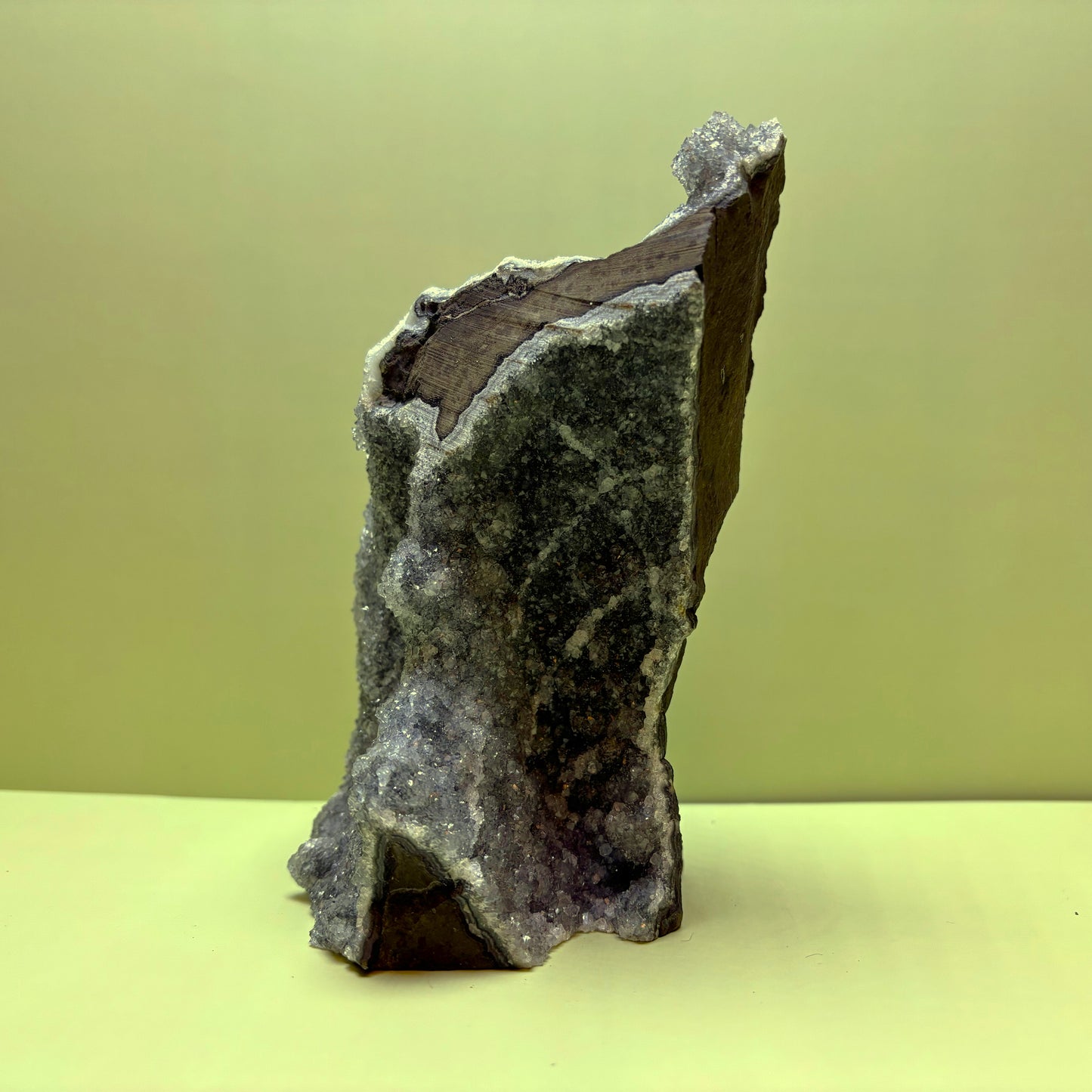 Smoky Grey Amethyst with Metallic Sheen | Uruguay | 1,340 g | 170 x 115 x 135 mm.