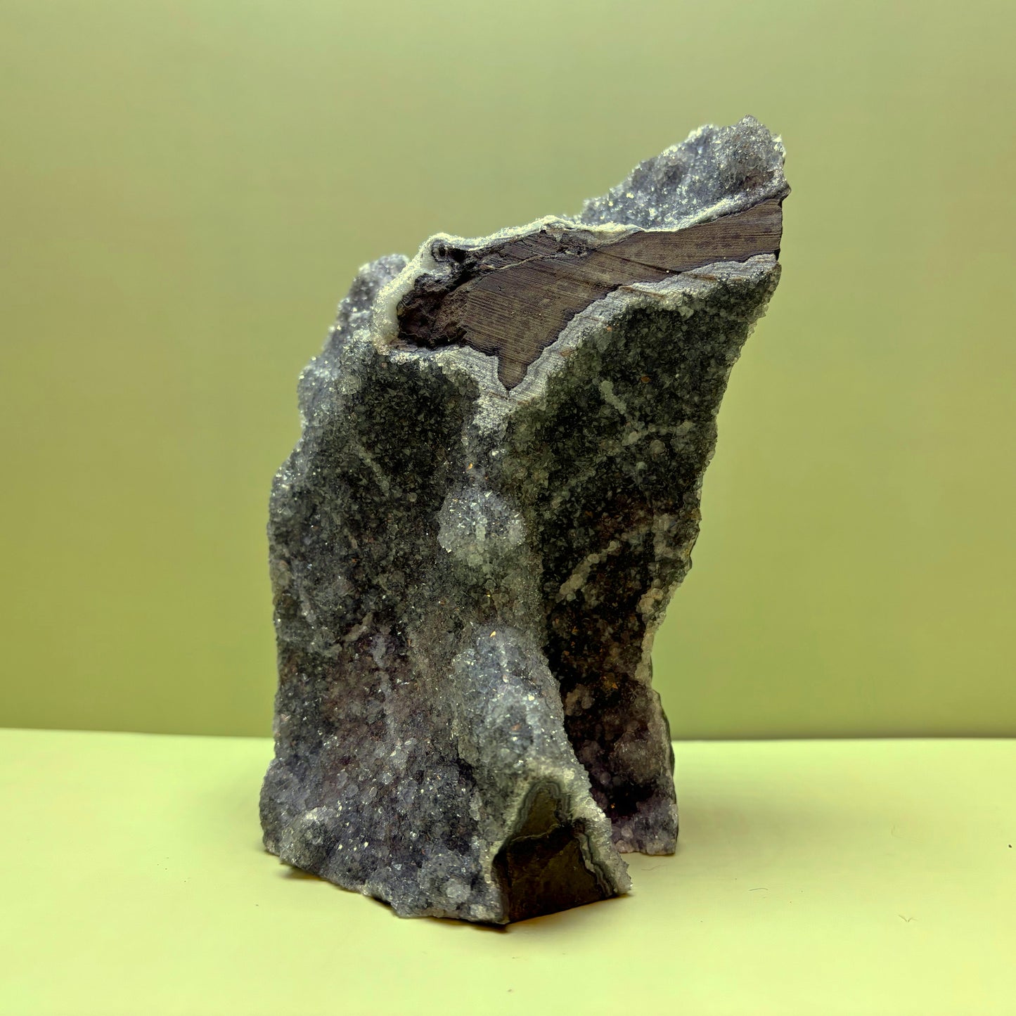 Smoky Grey Amethyst with Metallic Sheen | Uruguay | 1,340 g | 170 x 115 x 135 mm.