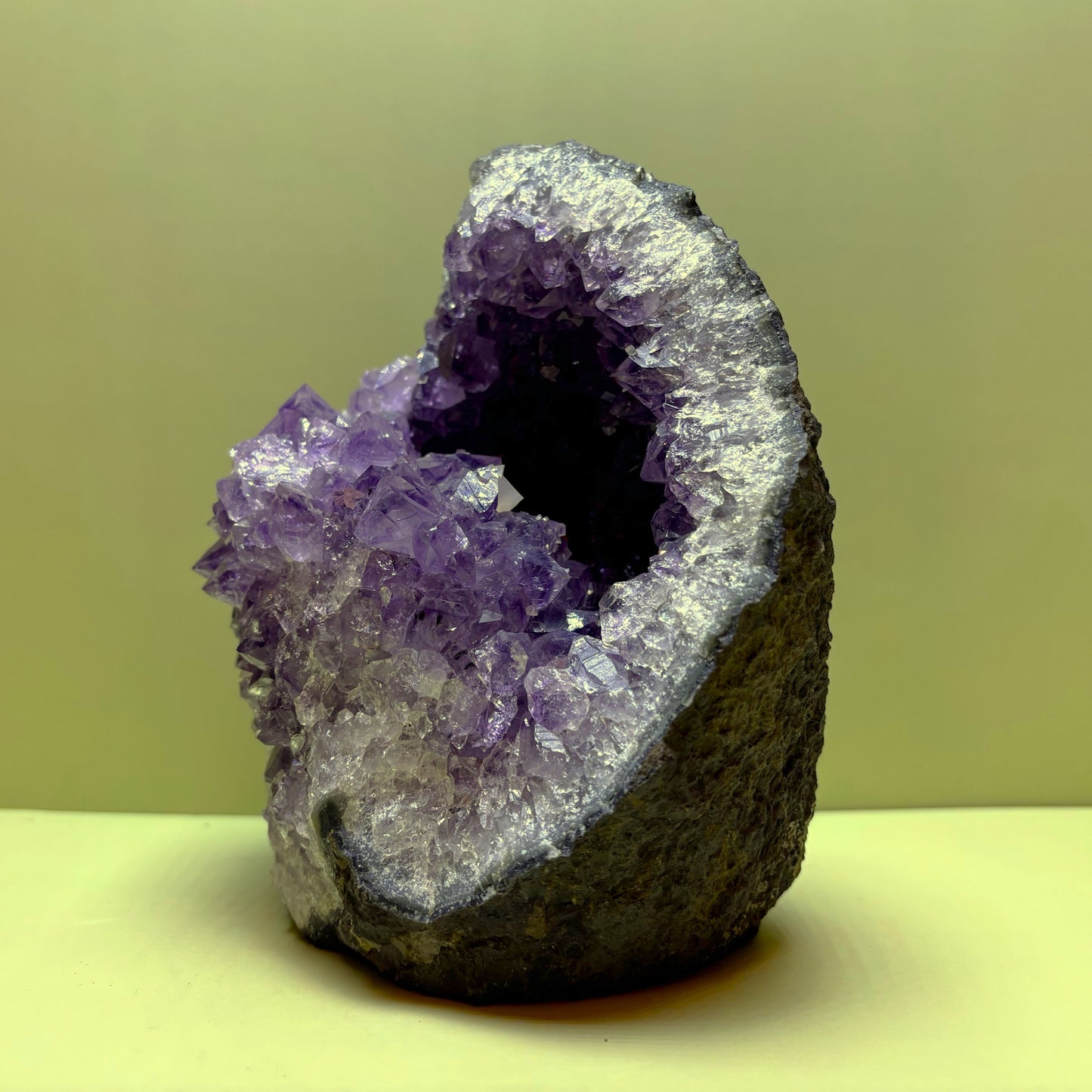 Cascading Deep Purple Amethyst Geode | Brazil | 1,834 g | 150 x 145 x 100 mm.