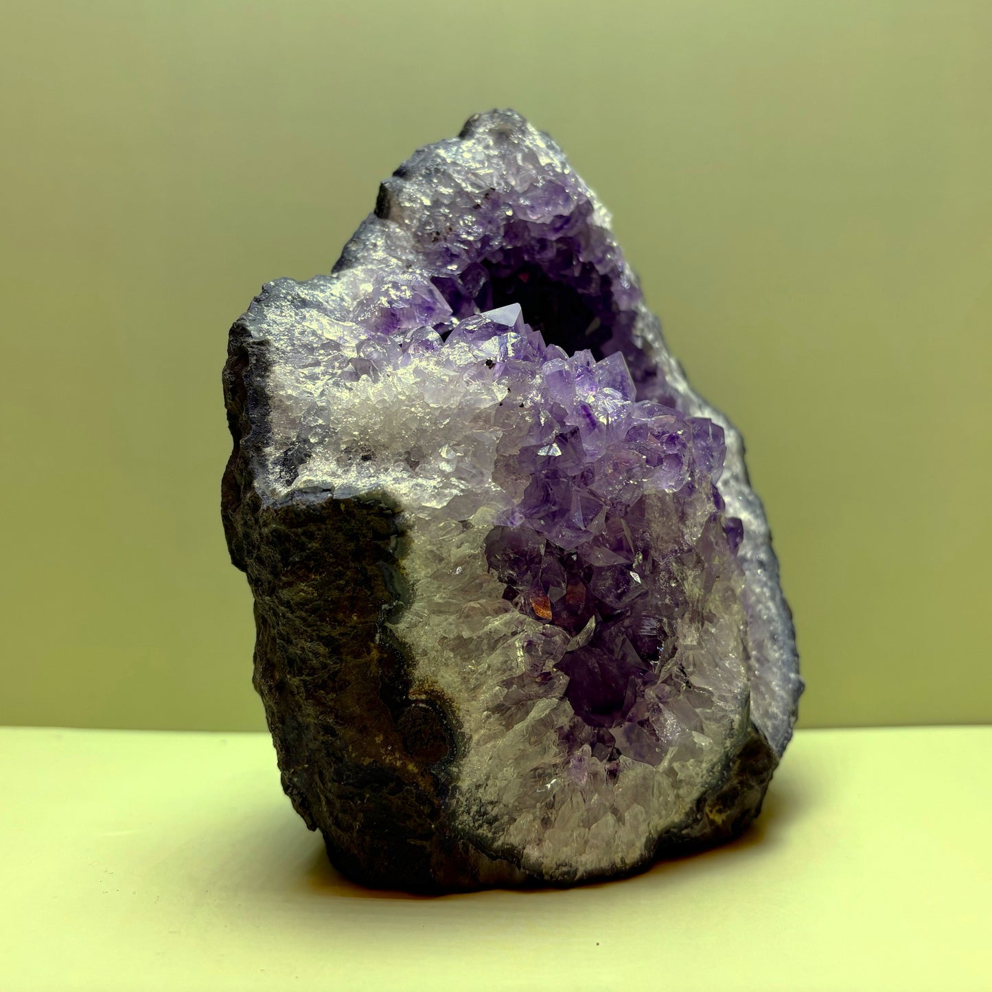 Cascading Deep Purple Amethyst Geode | Brazil | 1,834 g | 150 x 145 x 100 mm.