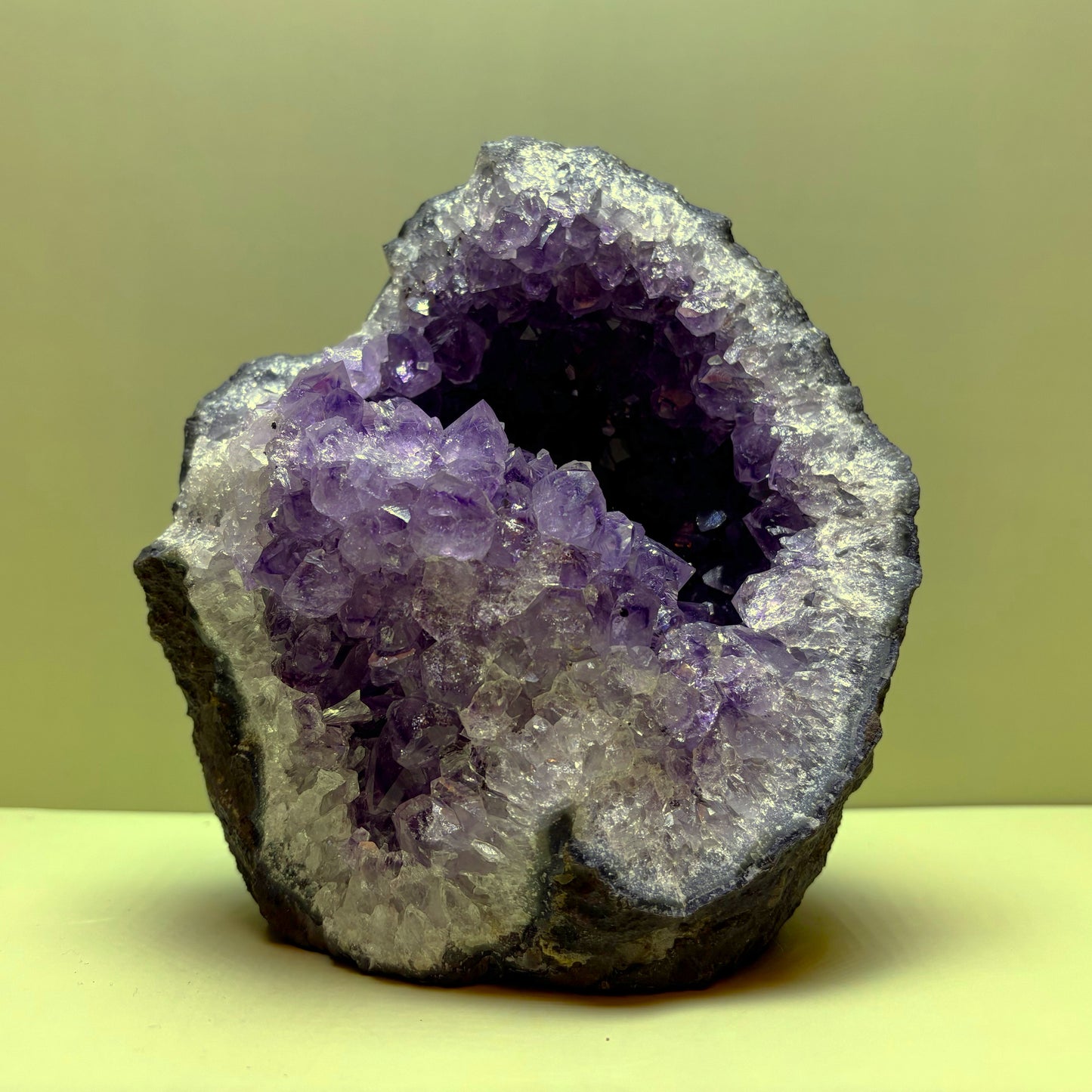 Cascading Deep Purple Amethyst Geode | Brazil | 1,834 g | 150 x 145 x 100 mm.