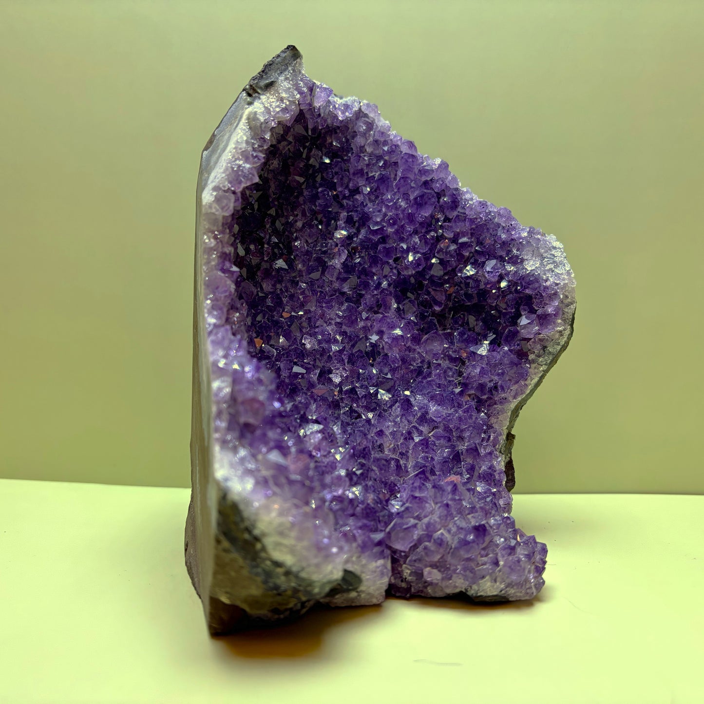 Large Purple Amethyst Crystal Cave Cluster (Agate Banded) | Uruguay | 2,276 g | 105 x 165 x 135 mm.