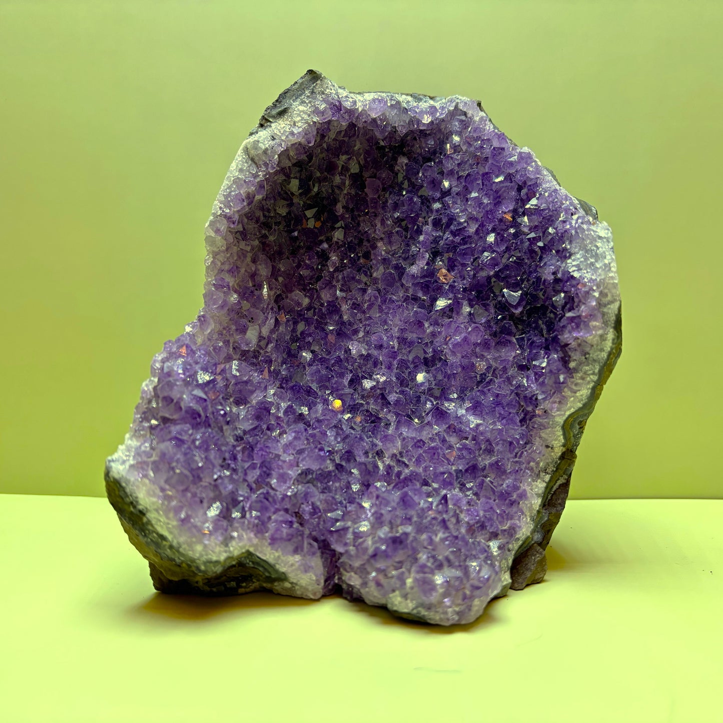 Large Purple Amethyst Crystal Cave Cluster (Agate Banded) | Uruguay | 2,276 g | 105 x 165 x 135 mm.
