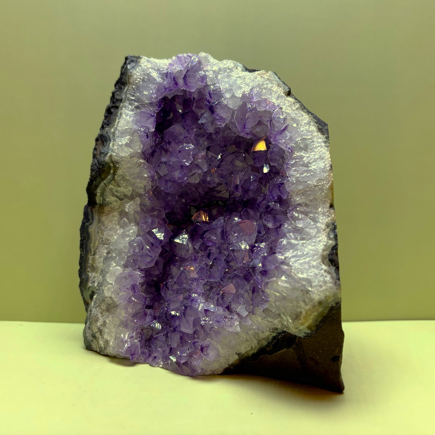 Deep Purple Sparkling Amethyst Geode (Agate Banded) | Brazil | 2,652 g | 160 x 80 x 105 mm.