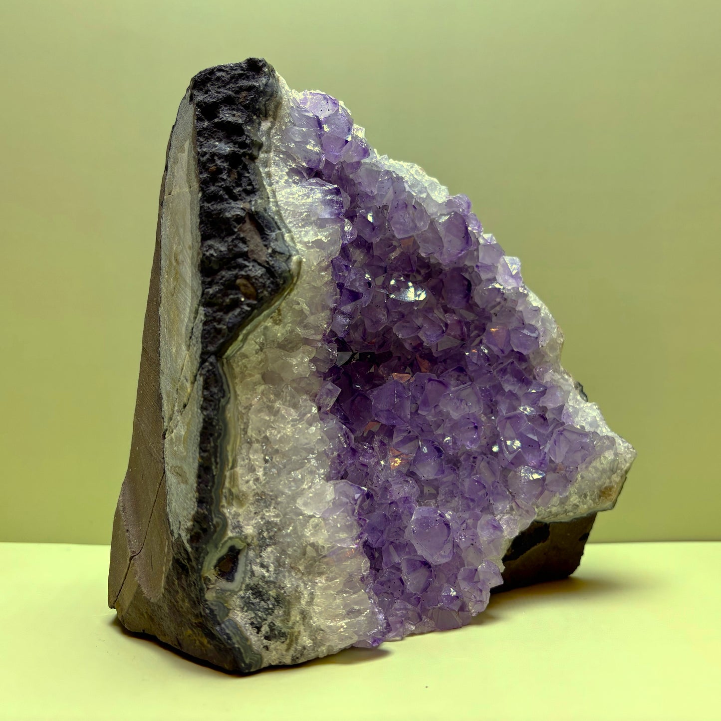 Deep Purple Sparkling Amethyst Geode (Agate Banded) | Brazil | 2,652 g | 160 x 80 x 105 mm.