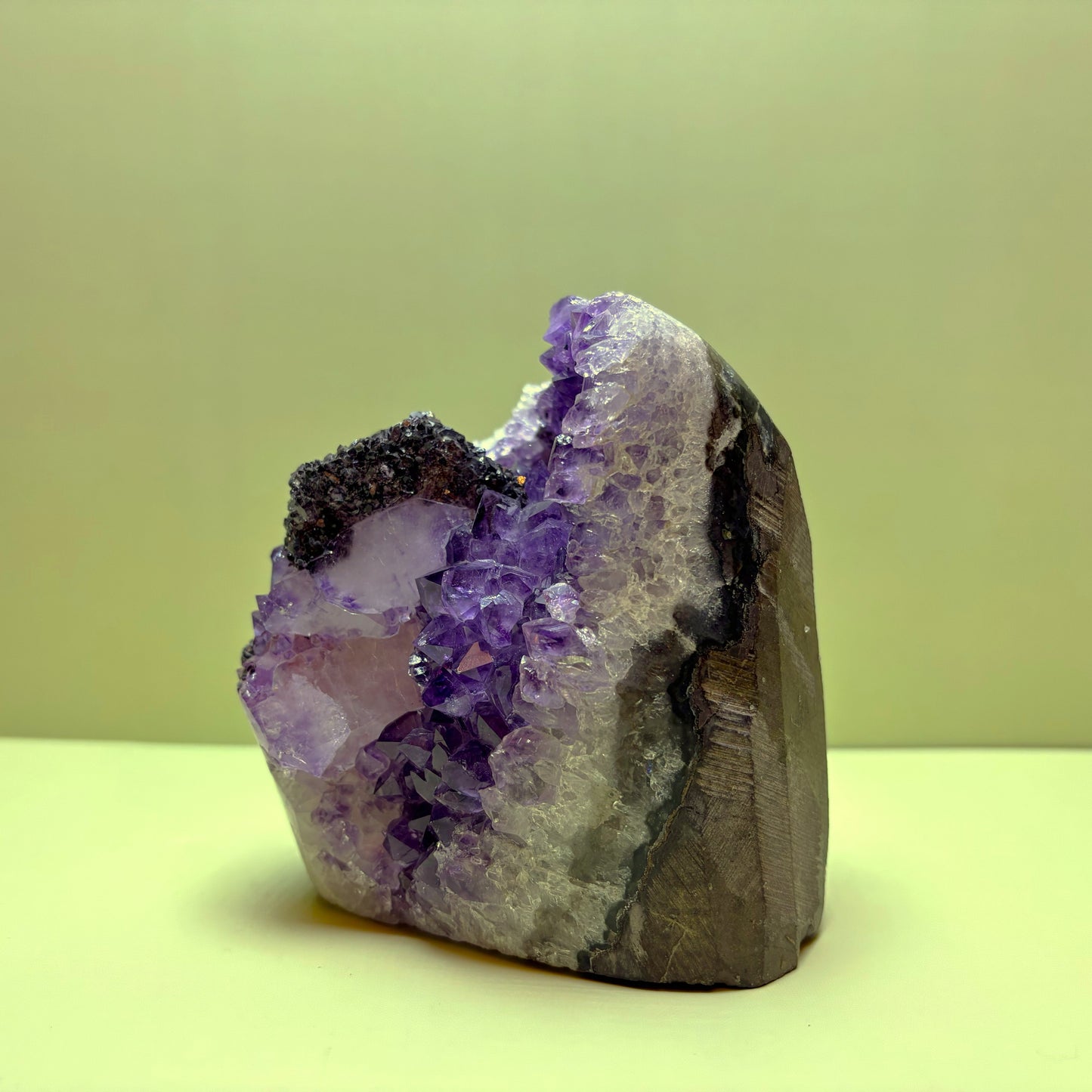 Purple Amethyst Geode with Dark Hematite Inclusion | Uruguay | 1,226 g | 255 x 160 x 110 mm.