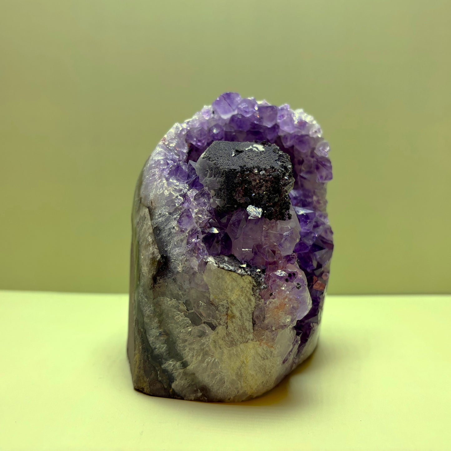 Purple Amethyst Geode with Dark Hematite Inclusion | Uruguay | 1,226 g | 255 x 160 x 110 mm.