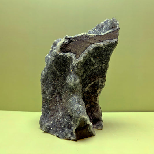 Smoky Grey Amethyst with Metallic Sheen | Uruguay | 1,340 g | 170 x 115 x 135 mm.