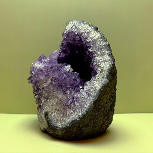 Cascading Deep Purple Amethyst Geode | Brazil | 1,834 g | 150 x 145 x 100 mm.