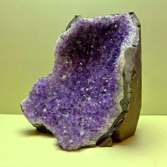 Large Purple Amethyst Crystal Cave Cluster (Agate Banded) | Uruguay | 2,276 g | 105 x 165 x 135 mm.
