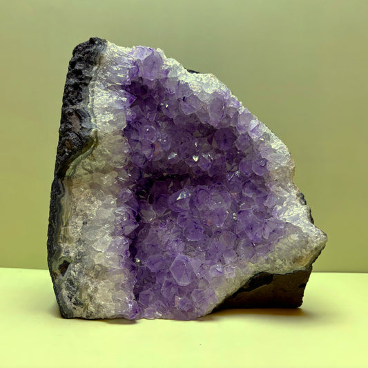 Deep Purple Sparkling Amethyst Geode (Agate Banded) | Brazil | 2,652 g | 160 x 80 x 105 mm.
