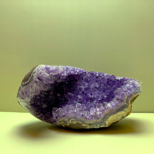 Rounded Open Form Purple Amethyst Geode | Uruguay | 1,628 g | 130 x 120 x 100 mm.