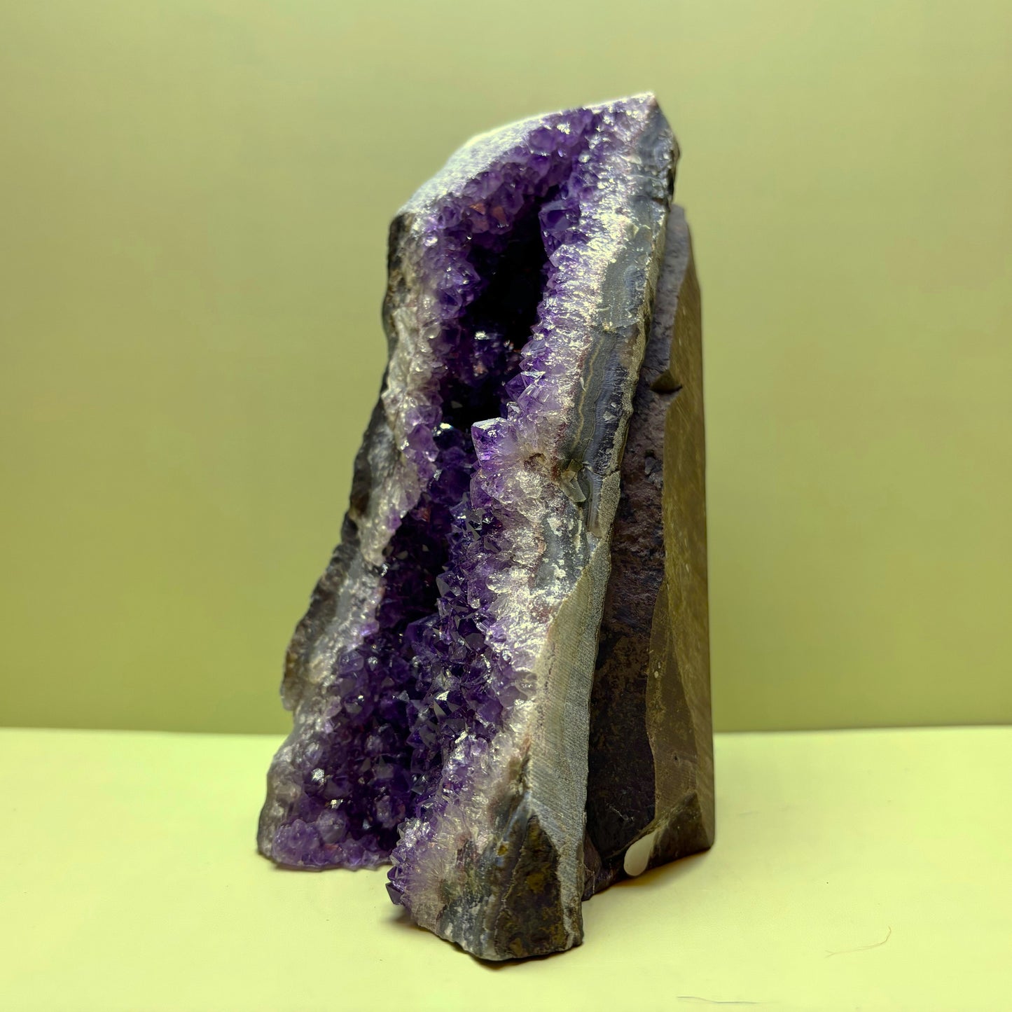 Striking Long Amethyst Geode with Sparkling Crystals | Uruguay | 1,646 g | 140 x 105 x 60 mm.
