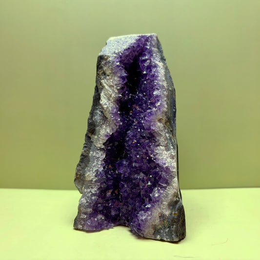 Striking Long Amethyst Geode with Sparkling Crystals | Uruguay | 1,646 g | 140 x 105 x 60 mm.