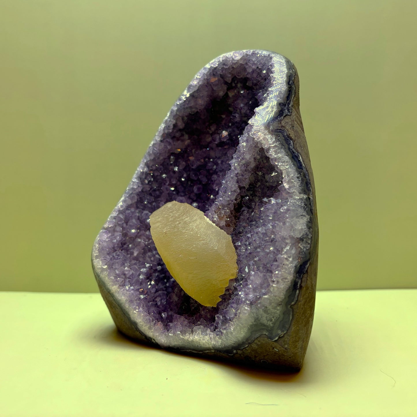 Purple Amethyst Geode with Yellow Dogtooth Calcite | Uruguay  | 1,384 g | 130 x 110 x 110 mm.