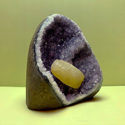 Purple Amethyst Geode with Yellow Dogtooth Calcite | Uruguay  | 1,384 g | 130 x 110 x 110 mm.