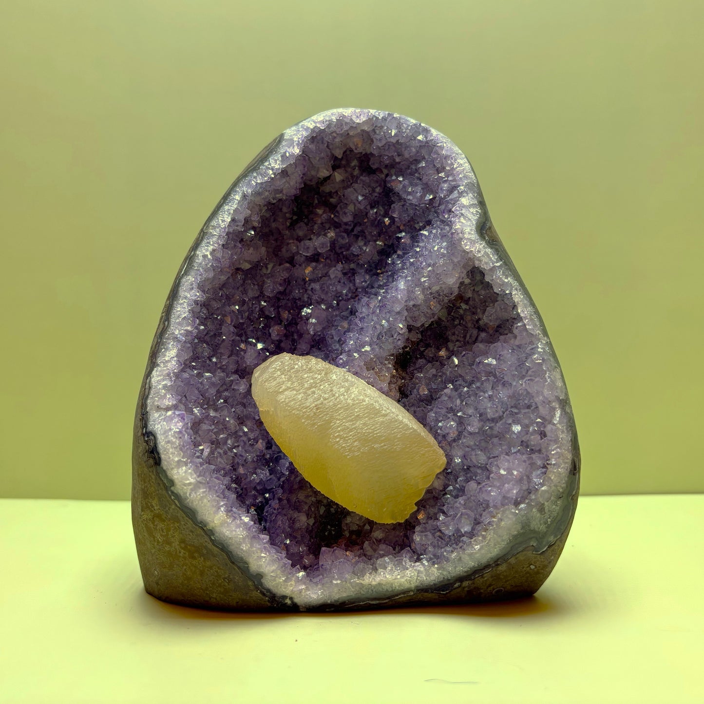 Purple Amethyst Geode with Yellow Dogtooth Calcite | Uruguay  | 1,384 g | 130 x 110 x 110 mm.