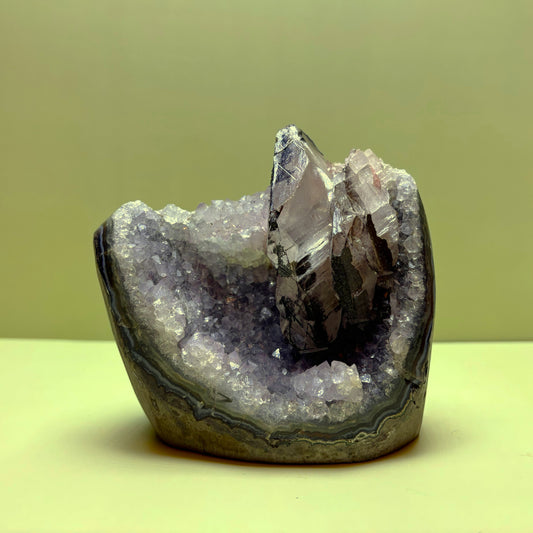 Light Purple Amethyst Geode (Agate Banded) with Hematite Included Calcite | Uruguay | 702 g | 110 x 95 x 100 mm.