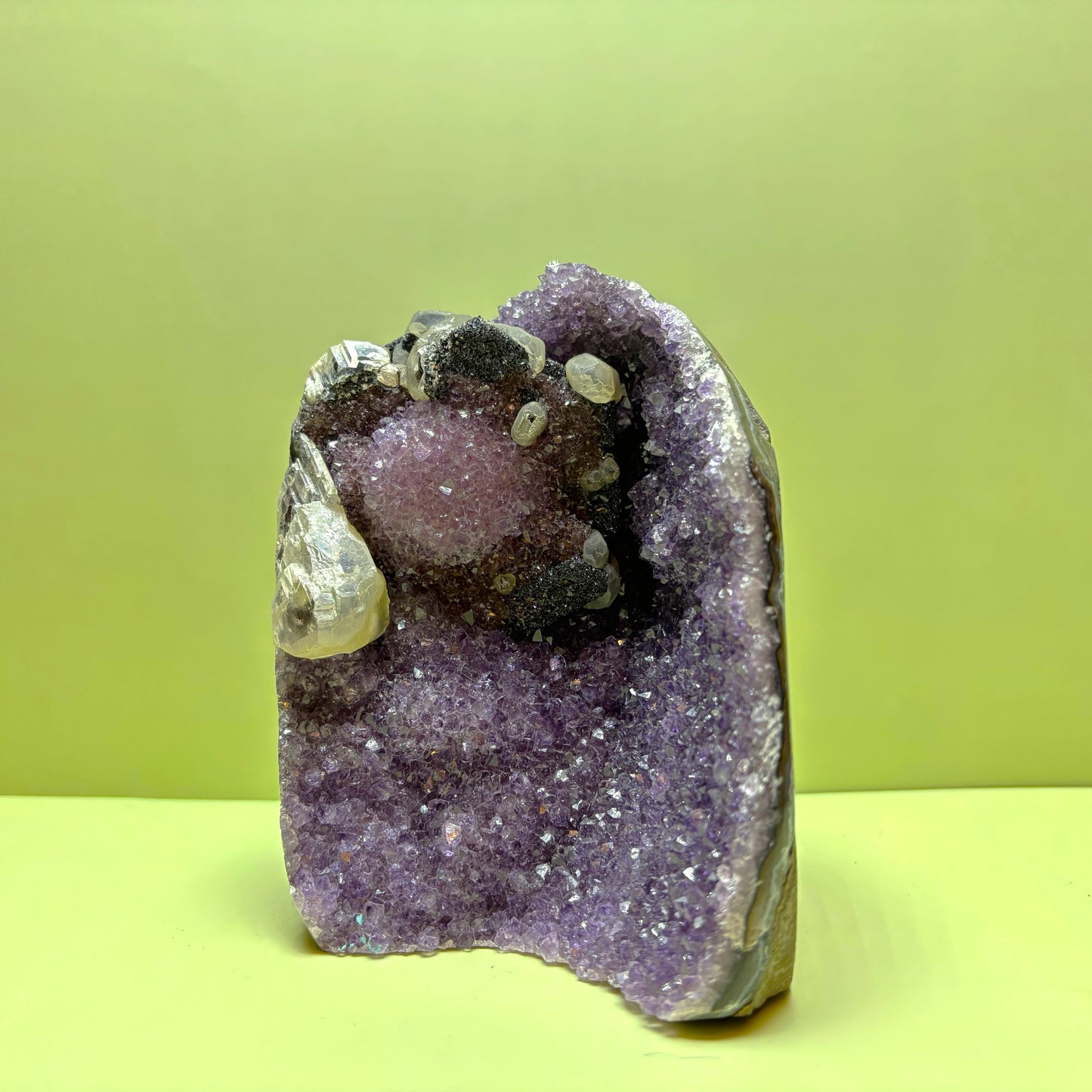 Deep Purple Amethyst Geode with Clear Calcite & Hematite | Uruguay  | 1,590 g | 210 x 65 x 55 mm.