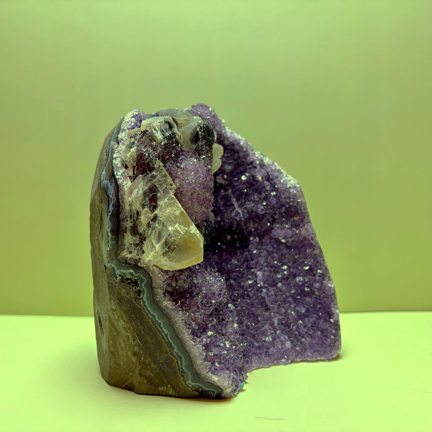 Deep Purple Amethyst Geode with Clear Calcite & Hematite | Uruguay  | 1,590 g | 210 x 65 x 55 mm.