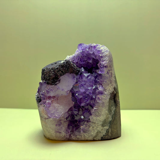 Purple Amethyst Geode with Dark Hematite Inclusion | Uruguay  | 1,226 g | 255 x 160 x 110 mm.
